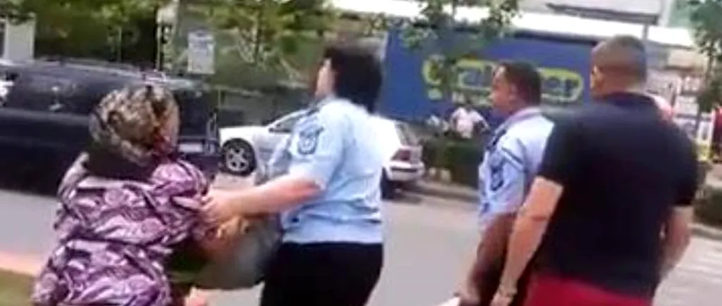 Doi polițiștii încearcă să-i confiște unei bătrâne zarzavatul pe care îl vindea într-o stație de tramvai. Cum au reacționat trecătorii 
