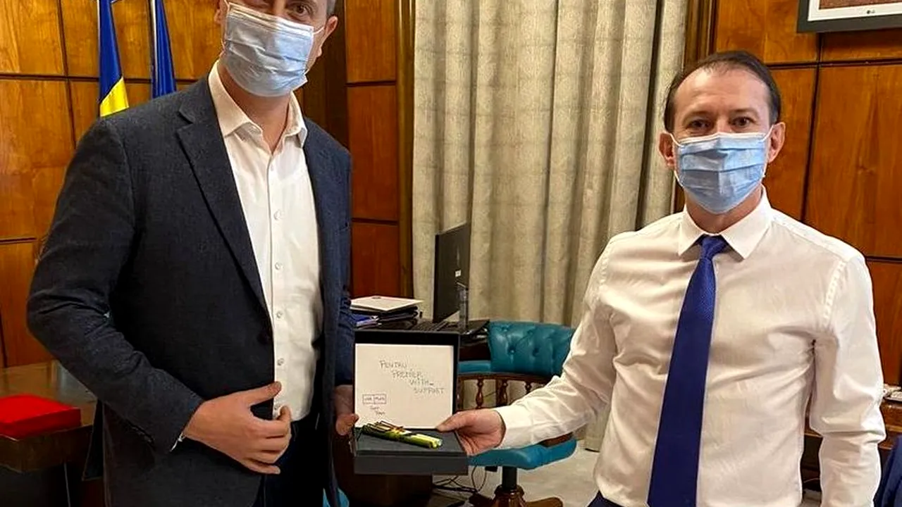 Cadoul primit de Cîțu de ziua lui, de la colegii din Guvern: „Am pus mână de la mână”