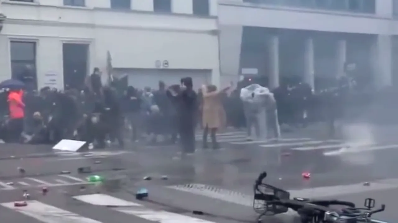 VIDEO | Proteste violente la Bruxelles față de vaccinare. Manifestanții au aruncat cu pietre în jandarmi, care au ripostat cu gaze lacrimogene. În mulţime au putut fi văzute şi drapele româneşti