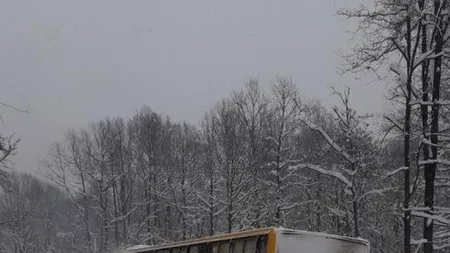 Un autobuz cu 40 de elevi a derapat și a ajuns în șanț în Gorj. Administratorul drumului, amendat cu 10.000 de lei