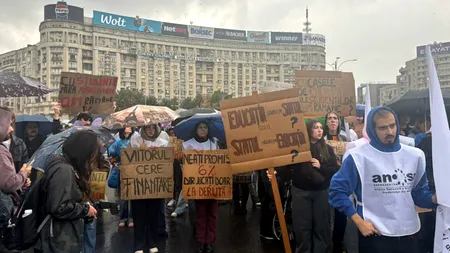 Sute de studenți protestează în ploaie, în Piața Victoriei, față de măsurile Guvernului Bolojan