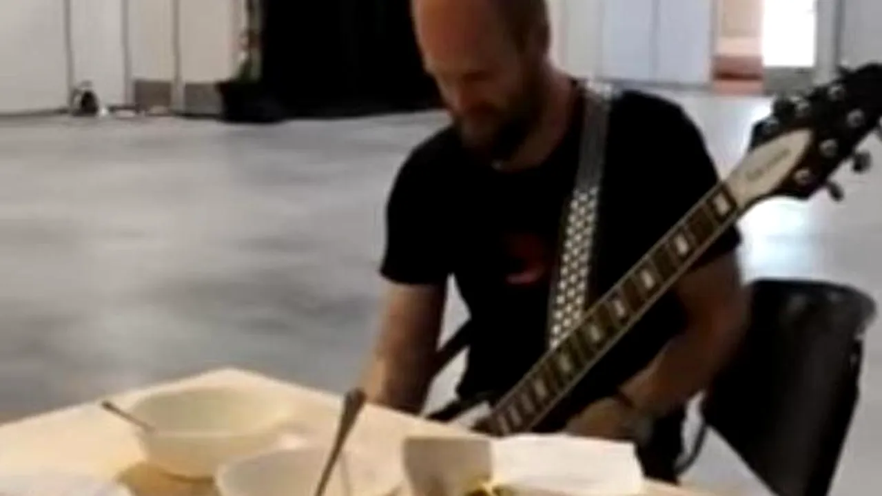 Rockerii de la JUDAS PRIEST, hrăniți cu salată veștedă și pește împuțit la București. Britanicii și-au comandat PIZZA
