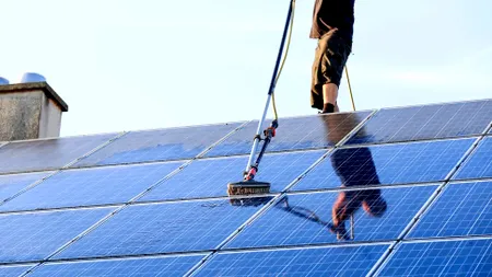 Românii care vor bani pentru panouri sunt obligați să cumpere și instalații de stocare. Cu cât va crește finanțarea prin Casa verde fotovoltaice