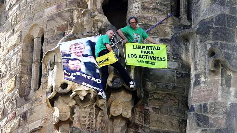 Activiști ai Greenpeace au escaladat Sagrada Familia din Barcelona