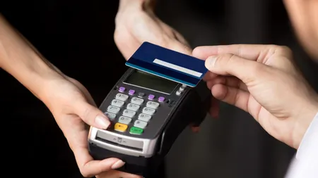 Un bărbat a fost condamant la închisoare pentru că a folosit un card contactless găsit într-o parcare. Cum a făcut cumpărături de aproape 1.000 de lei, în 15 tranzacții, într-o oră și jumătate