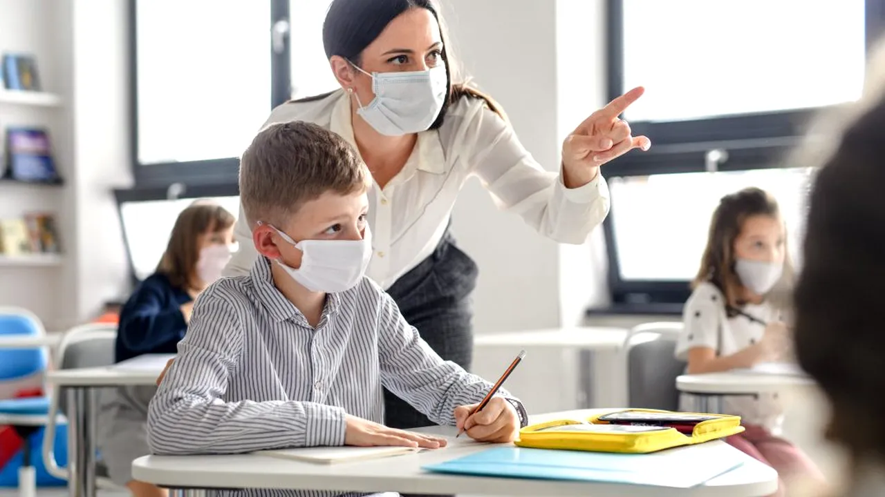 Bani pentru profesori. Cadrele didactice primesc „stimulent Covid”, în valoare de 2000 de lei!