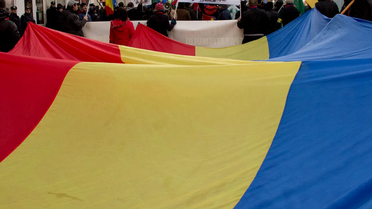 Zeci de persoane în costume naționale și cu steaguri românești s-au adunat la liceul 