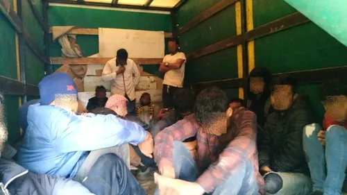Un traficant de migranţi român a fost condamnat la trei ani de închisoare, în Ungaria. Poliţiştii l-au găsit cu maşina plină cu sirieni