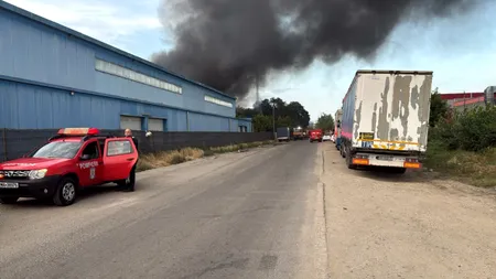 INCENDIU de proporții în sectorul 6 al Capitalei. Intervenție în forță pentru stingerea flăcărilor de la un depozit