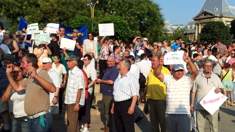 Peste 300 de persoane participă la un miting anti-Băsescu în Piața Universității. Manifestații la Cluj și la Arad