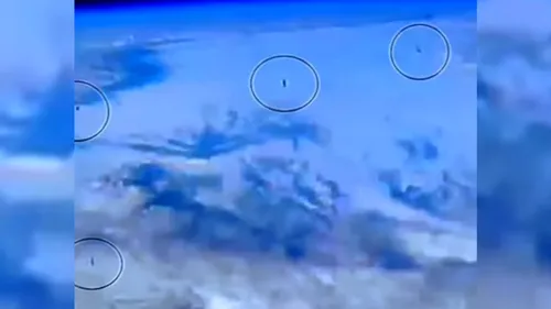 VIDEO | O flotă de obiecte misterioase, surprinse live de NASA. „Tocmai am verificat camerele ISS...”