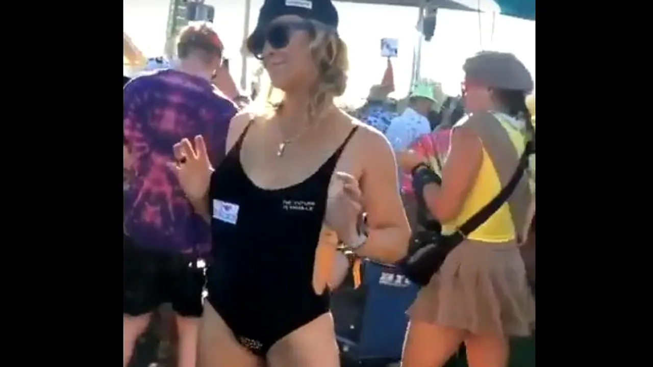 Scenă bizară la un festival pentru tineri. O mămică și-a etalat nurii și i-a stropit pe cei din jur cu „lapte matern