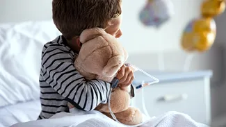 Un copil de 2 ani a ajuns în moarte cerebrală, după o operație la spitalul din Constanța. Medicii îi dau zero șanse, iar părinții acuză erori grave