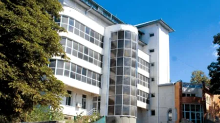 Ultimul manager al unui spital închis în 2011 a murit pe stradă, chiar în fața unității