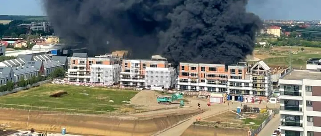 VIDEO | Incendiu puternic la un bloc aflat în construcție, lângă un mall din zona Pipera