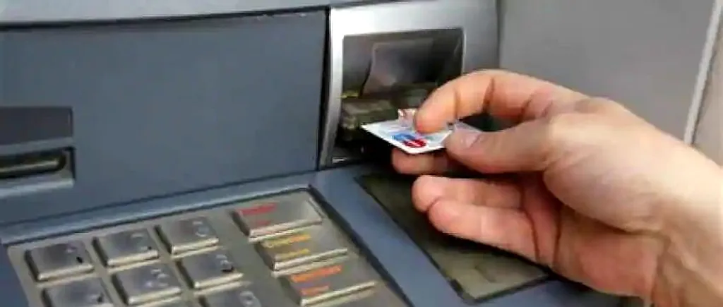 Un român a fost reținut pentru clonare de carduri, în Mumbai. 166 carduri bancare au fost confiscate