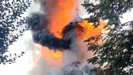 O biserică de lemn din județul Vrancea, monument istoric, a ars în totalitate. Zeci de pompieri militari și civili au intervenit pentru a stinge focul - VIDEO