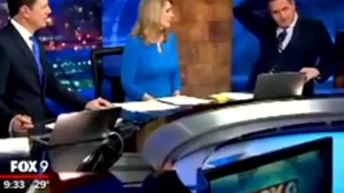 Un prezentator TV din SUA și-a dat seama în direct că își îmbrăcase haina cu tot cu umeraș 