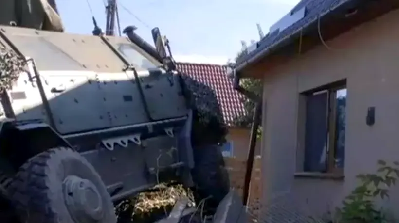 O blindată NATO a dărâmat gardul unei locuințe din Covasna. MApN a deschis anchetă