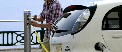 Românii caută soluții să încarce mașina electrică la bloc: “Iei un prelungitor mai lung, îi faci o buclă pe care o legi de degetul mare de la picior”