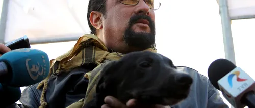 Steven Seagal a adoptat un câine comunitar din România și a donat 4 tone de hrană pentru animale