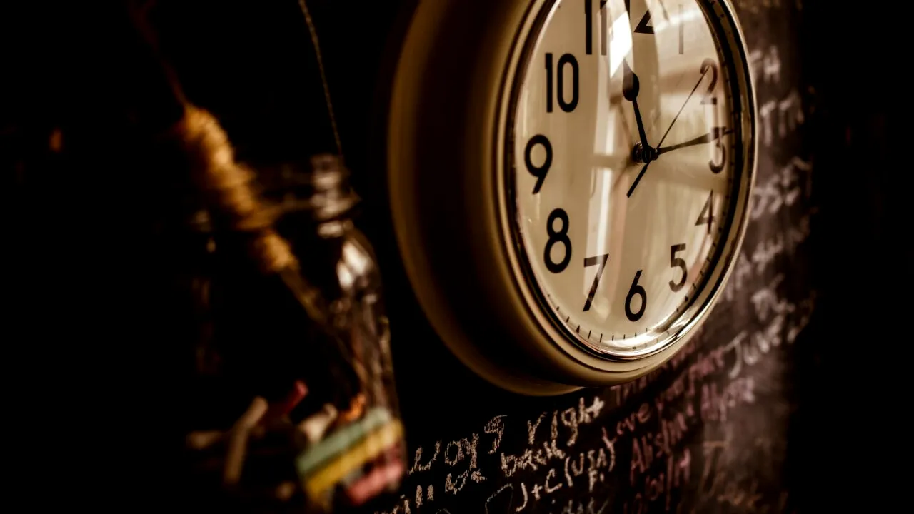 Când se SCHIMBĂ ora în 2025. Pe ce dată trecem la ora de vară