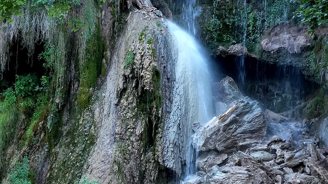 O celebră cascadă din România s-a PRĂBUȘIT chiar în locul în care, de obicei, se scăldau turiștii