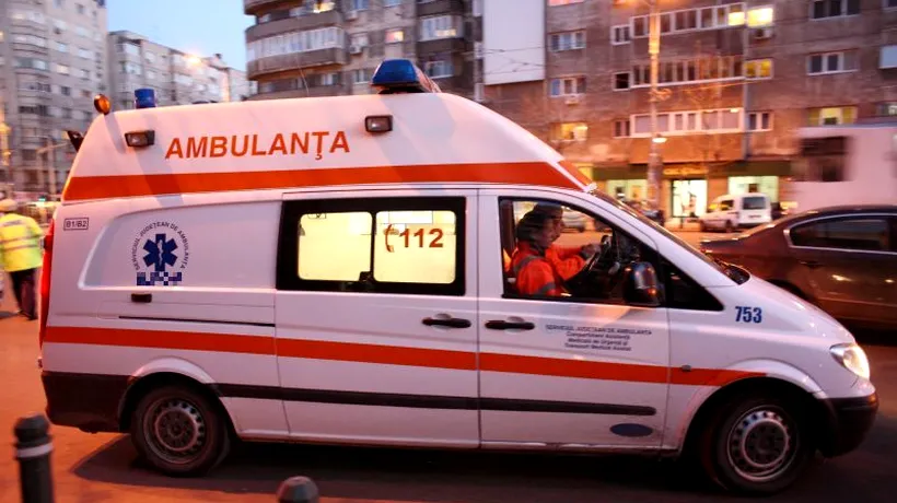 SE ÎNTÂMPLĂ ÎN ROMÂNIA. Tânăr transportat la spital de ambulanța care l-a lovit