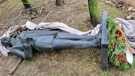 Statuia lui Iuliu Maniu din centrul Clujului a fost dărâmată de către muncitori. Oamenii au ieșit să protesteze