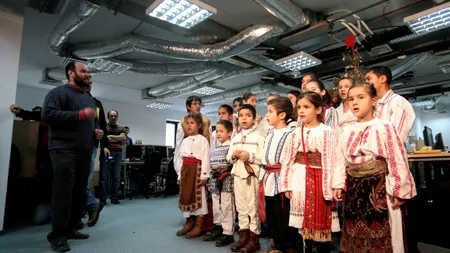 În seara de Ajun, copiii din Valea Screzii vă colindă și vă urează Sărbători fericite! VIDEO