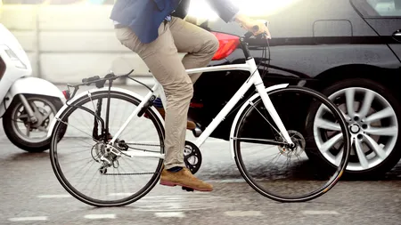 Depășirea bicicliștilor și a celor care merg pe trotinetă este INTERZISĂ. Șoferii pot rămâne fără permis