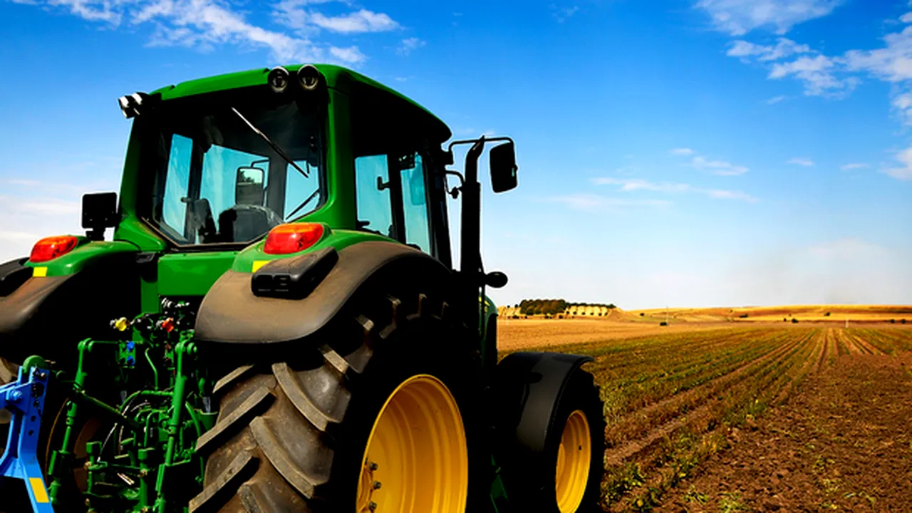 De ce fug tinerii de meseria de tractorist, deși salariul este unul considerabil 