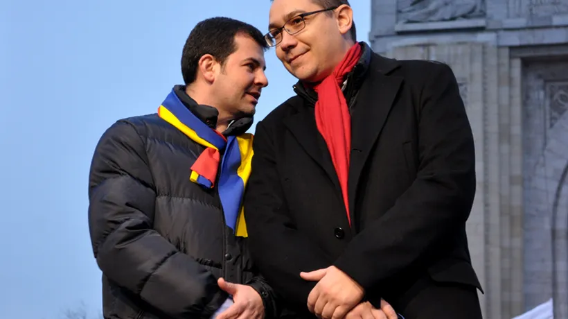 Târgu Jiu: Ponta a aprins luminile de sărbători, fiind aplaudat, dar și huiduit de câteva persoane