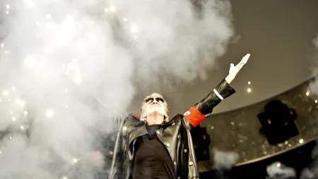 DĂRÂMĂ ZIDUL. Un militar român care s-a întâlnit cu Waters: A reușit să dărâme un zid întins pe tot estul Europei. GALERIE FOTO