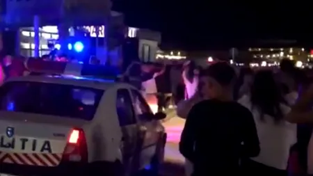 Și-au făcut de cap chiar în fața polițiștilor! Dans și înghesuială în Vama Veche, ignorate de autorități - FOTO