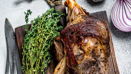 Cea mai bună friptură de MIEL, de Paște. Ce trebuie să faci, de fapt, cu carnea, înainte de a o pune în cuptor