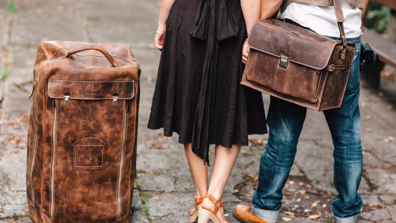 O mașină de cusut VECHE de 100 de ani și PASIUNE comună pentru FRUMOS. Genți handmade UNICAT, afacerea unui cuplu de artiști din Oradea