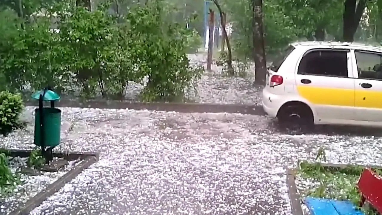 Cum își apără rușii mașinile de grindină