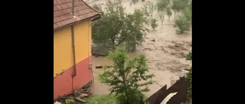 A fost prăpăd în județul Alba, aflat sub cod roșu de ploi torențiale: case inundate, mașini luate de viitură și localnici, între care și copii, blocați în poduri (VIDEO)