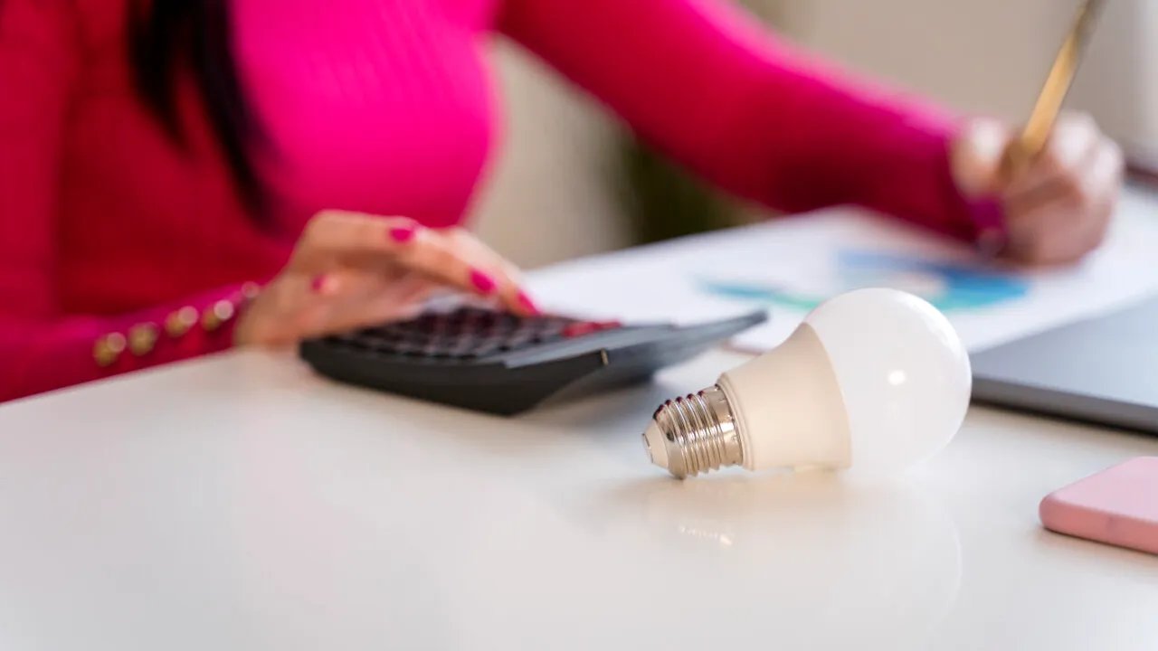 Facturile românilor CRESC de la 1 aprilie. Ce se va scumpi cel mai mult