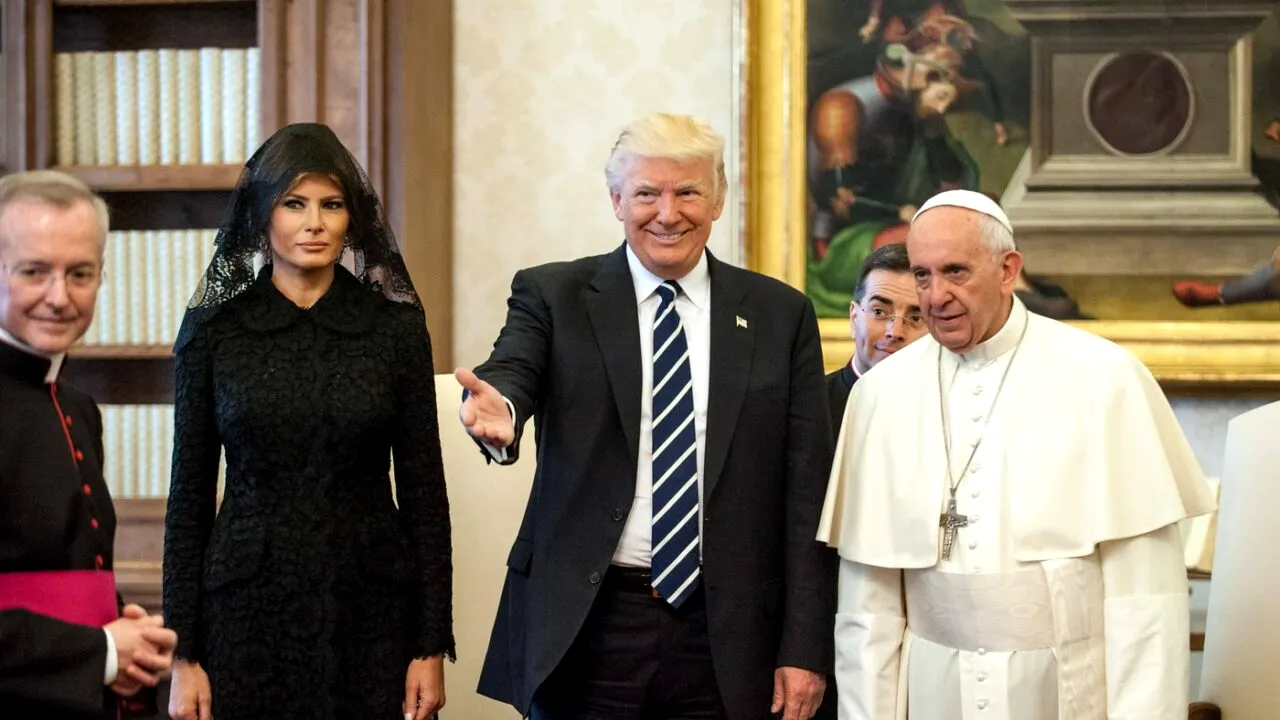 Donald Trump a anunțat că va participa la funeraliile Papei Francisc de la Roma, alături de Melania Trump. Prima Doamnă este de confesiune catolică