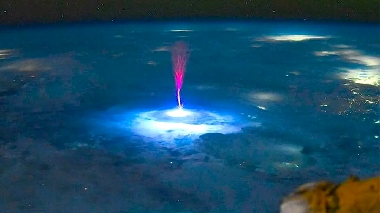 Ce fenomen rar a apărut pe cer. Fulgere roșii surprinse în imagini