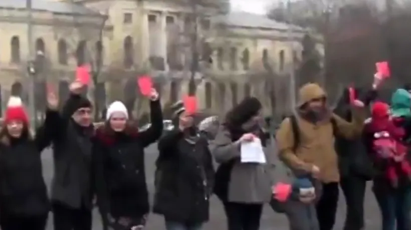 Protest în Piața Victoriei. Părinții au ținut în mâini cartonașe roșii pentru guvern, nemulțumiți de scăderea indemnizațiilor pentru mame