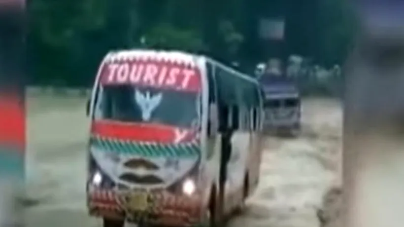 Cel puțin 25 de oameni au murit în India, după ce autobuzul care îi transporta la o nuntă a plonjat într-un râu