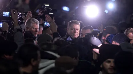 Klaus Iohannis, în mijlocul protestatarilor: ''M-ați chemat, am venit''. Cum a decurs dialogul cu mulțimea strânsă în Piața Universității