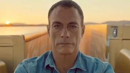 VIDEO. Jean Claude van Damme  face șpagatul perfect