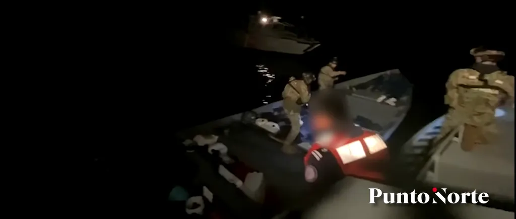 O barcă încărcată cu 3 tone de cocaină, abandonată de traficanți. Au fost urmăriți cu elicopterul (VIDEO)