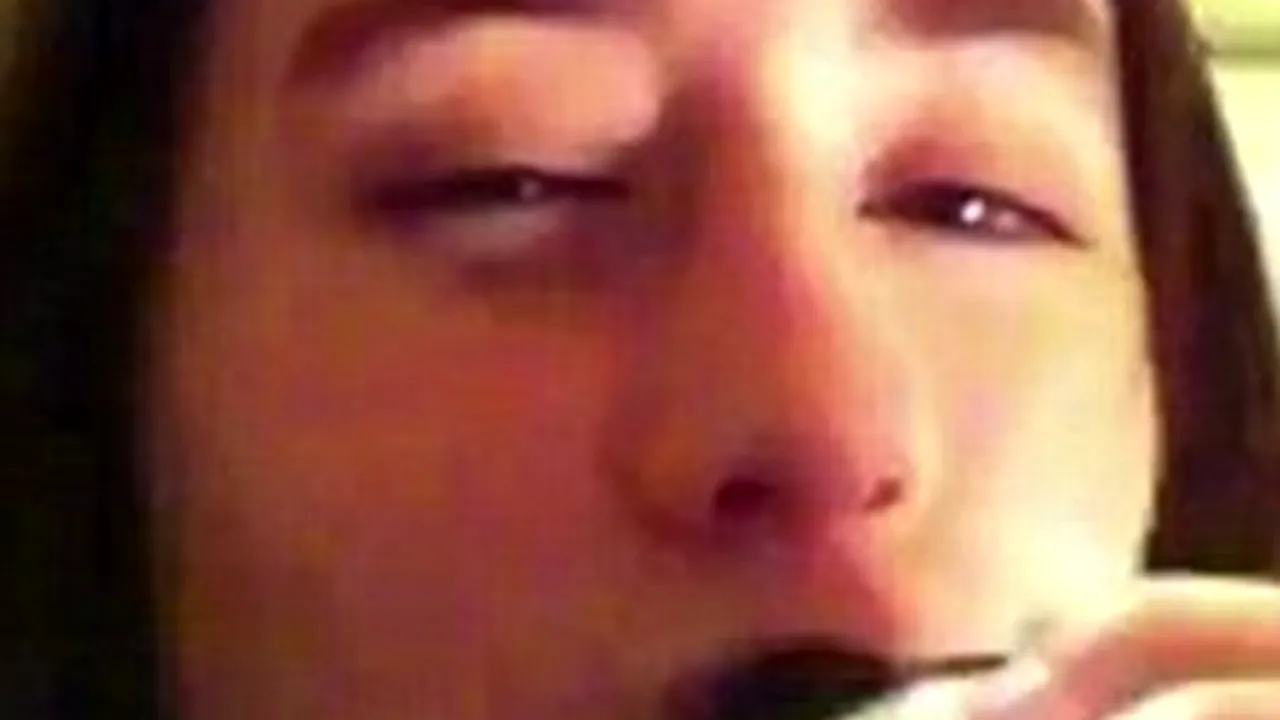 Efectele nebănuite ale unui medicament banal: tot mai mulți tineri se DROGHEAZĂ CU SIROP DE TUSE. VIDEO