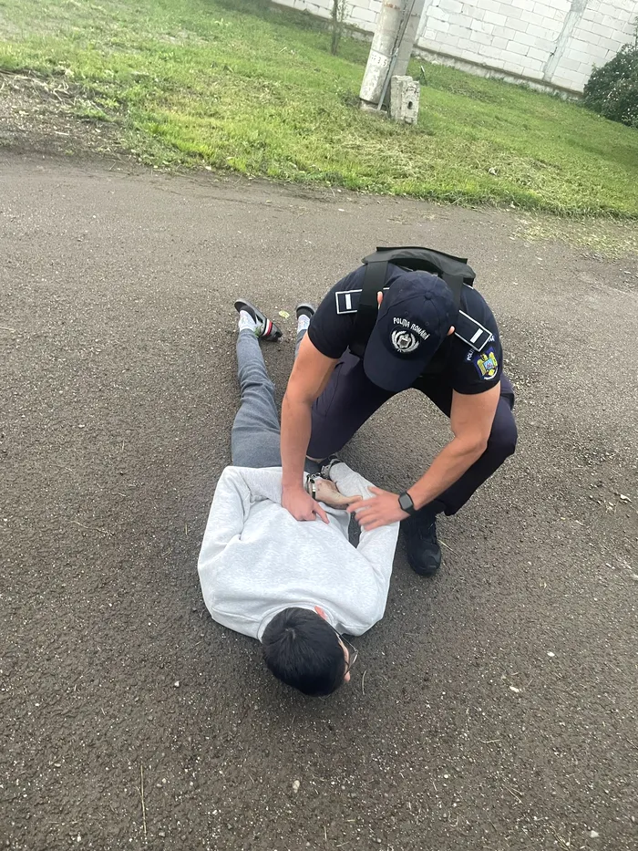 Focuri de armă trase de poliţiştii din Bragadiru după un bărbat care a refuzat să se predea / Sursa foto: IPJ Ilfov