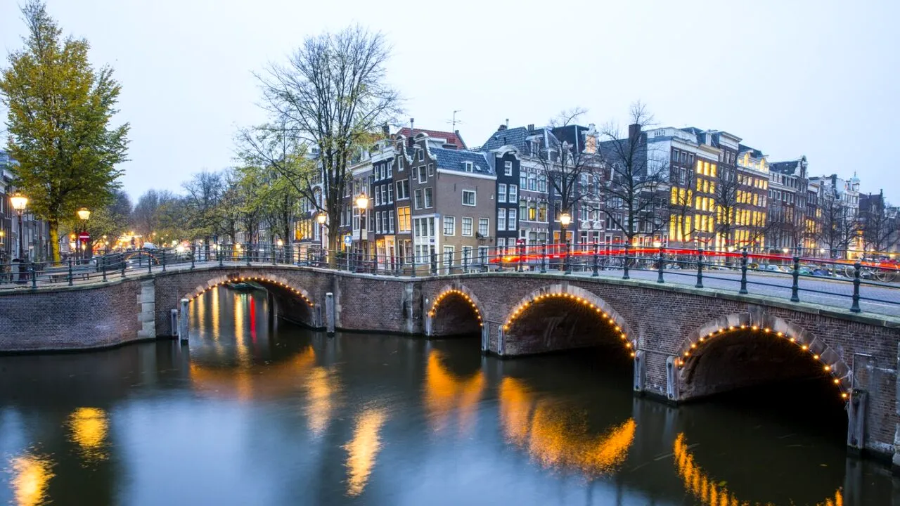 Capitala Olandei suferă din cauza SUPRATURISMULUI: „Est-europenii sunt, în general, problema!”